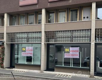 Negozio vetrinato in zona Largo dei Pecile