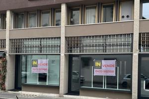 Negozio vetrinato in zona Largo dei Pecile