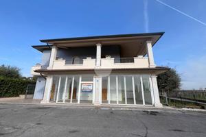 NEGOZIO A DESENZANO DEL GARDA