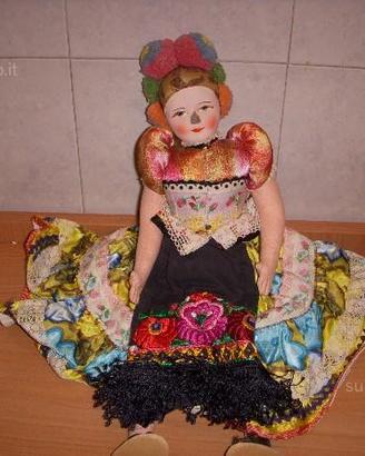 Bambola di porcellana da collezione