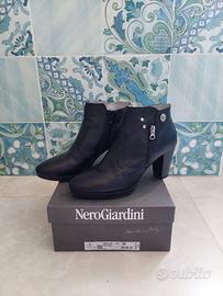 Tronchetto NeroGiardini con tacco nero in pelle 40