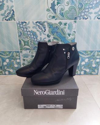 Tronchetto NeroGiardini con tacco nero in pelle 40