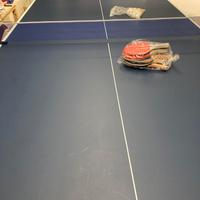 Tavolo da Ping-pong con racchette e palline