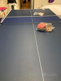 Tavolo da Ping-pong con racchette e palline