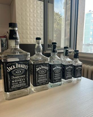 Bottiglie vuote dí jack Daniel’s