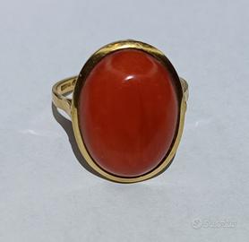 Anello vintage oro 18k con cabochon corallo rosso