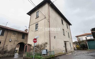 INTERO STABILE AD ALZATE BRIANZA