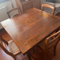 Tavolo e sedie in legno