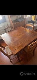 Tavolo e sedie in legno