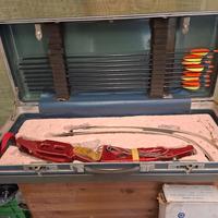 Valigia con arco e frecce 