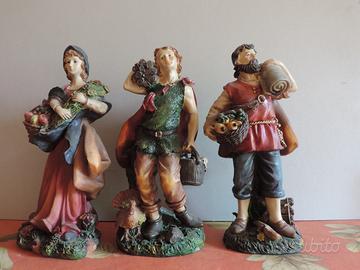 N. 3 Statuette in resina