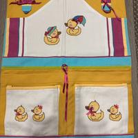 Organizer da parete con tessuto ricamato a mano