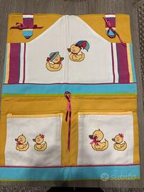 Organizer da parete con tessuto ricamato a mano