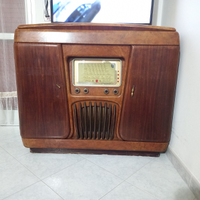 Mobile bar anni '40 con radio e giradischi