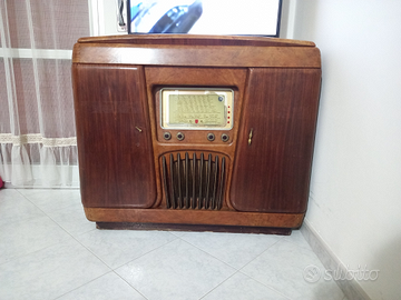 Mobile bar anni '40 con radio e giradischi