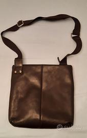 Borsa tracolla in vera pelle nera.