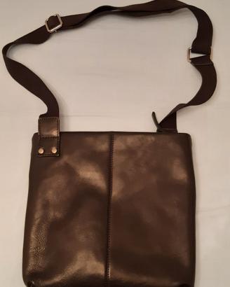 Borsa tracolla in vera pelle nera.