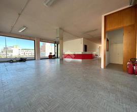 NEGOZIO A CASCINA