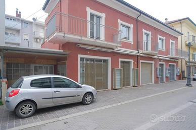 Palazzo / Stabile di 380 m² con più di 5 locali a 