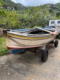 Barca tradizionale in legno e vetro resina