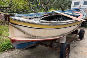 Barca tradizionale in legno e vetro resina