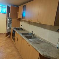 cucina con elettrodomestici 