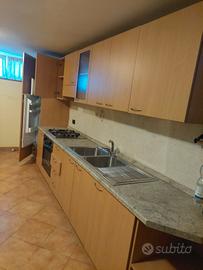 cucina con elettrodomestici 