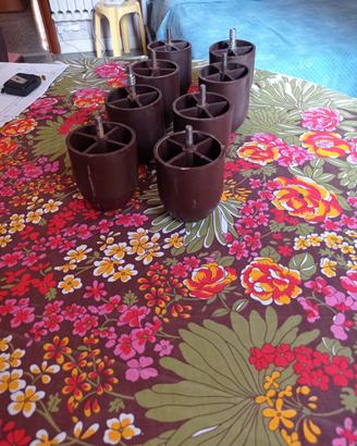 Otto piedini usati con filetto per divano 