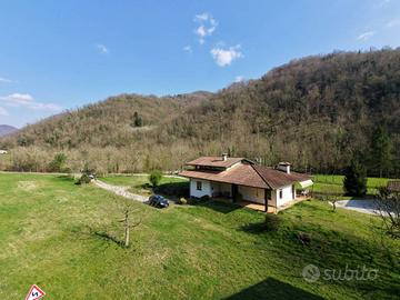 Villa di 349 m² con più di 5 locali e box auto a S