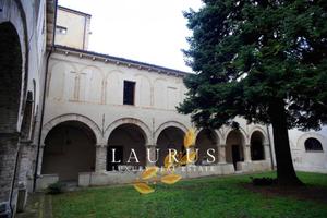 Palazzo / Stabile di 500 m² con più di 5 locali a 