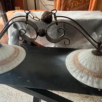 Lampadario sosp. in ferro battuto e vetro decorato