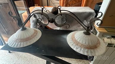 Lampadario sosp. in ferro battuto e vetro decorato