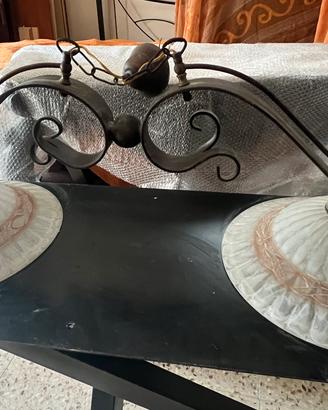 Lampadario sosp. in ferro battuto e vetro decorato
