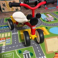 Triciclo Smoby Mickey Mouse Disney con cestino