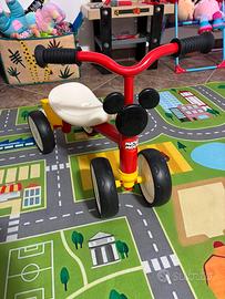 Triciclo Smoby Mickey Mouse Disney con cestino