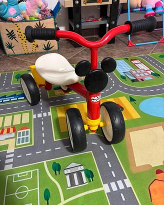 Triciclo Smoby Mickey Mouse Disney con cestino
