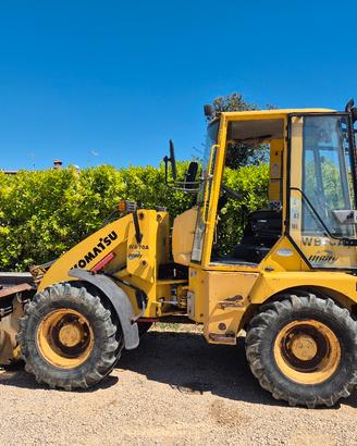 Terna Komatsu WB70A telescopico e mordente 
