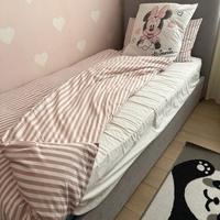 Letto singolo color grigio con scomparto