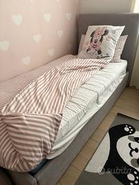 Letto singolo color grigio con scomparto