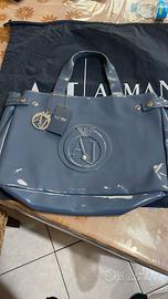 Borsa Armani poco usata unico difetto 