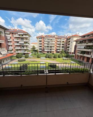 Ampio trilocale in via Bernini, Monza