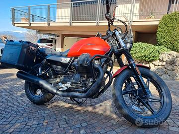 Moto Guzzi V7 Stone rossa con accessori