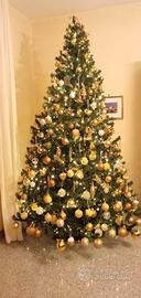 albero di natale con decorazioni 