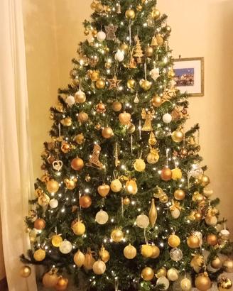albero di natale con decorazioni 
