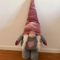Gnomo natalizio con i colori del rosa