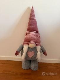 Gnomo natalizio con i colori del rosa