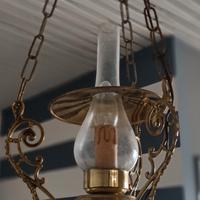 Lanterna dorata e ceramica dipinta