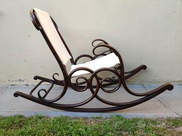 Sedia a dondolo marcata Thonet nr 3 del 1880 circa