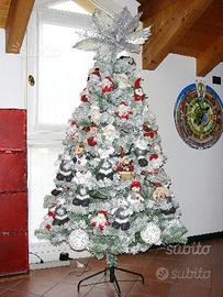 Albero di Natale con addobbi etnici