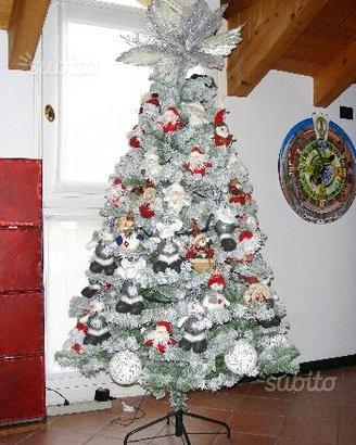 Albero di Natale con addobbi etnici